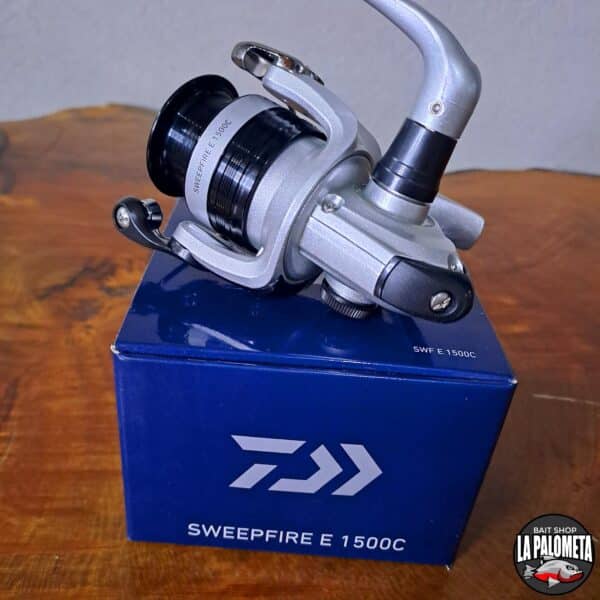 Reel Frontal Daiwa Sweepfire E 1500C - Imagen 4