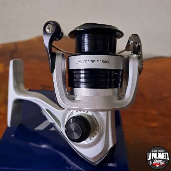 Reel Frontal Daiwa Sweepfire E 1500C - Imagen 8