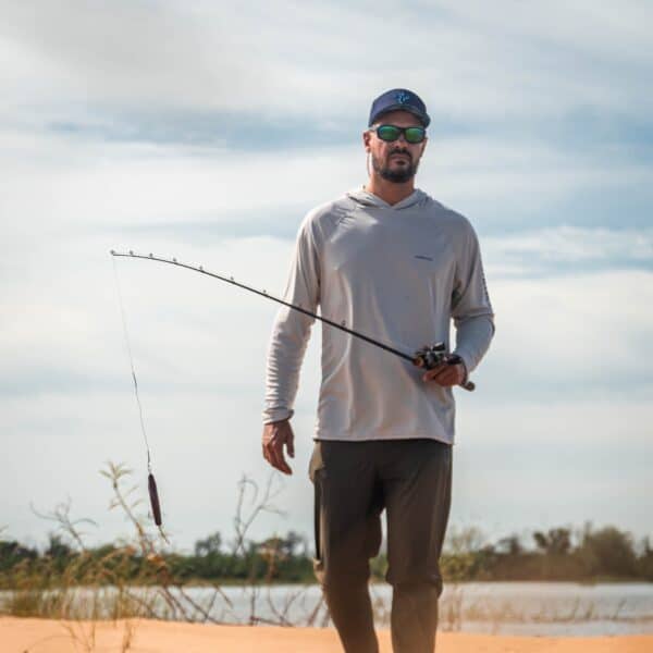 Kit Remera Técnica Gris + Gorra Blanca Impermeable Kameelperd – Capucha Incorporada - Imagen 21